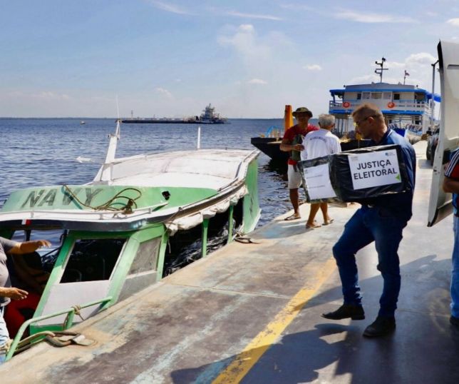 TRE-AM envia urnas eletrônicas de barco para Anori e Tapauá
