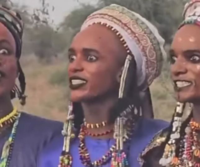 Festival Africano coloca homens em concurso de beleza e escolha fica nas mãos das mulheres. VEJA VÍDEO