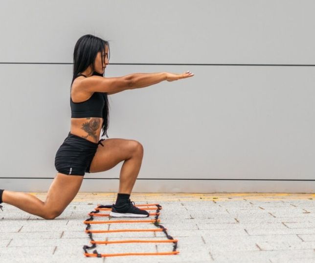Exercícios de barra para as pernas: uma rotina para fazer em casa e ganhar força muscular