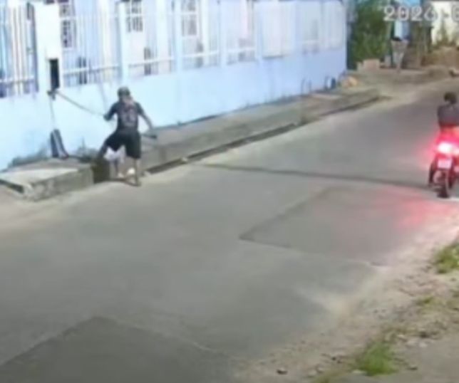 Dupla furta fios elétricos de igreja e ação é registrada por câmera. VEJA VÍDEO