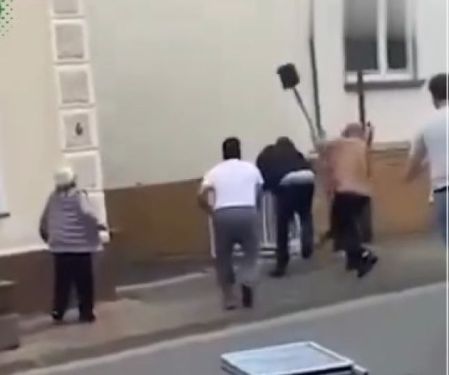Mulher é esfaqueada pelo ex-marido em padaria na Alemanha e populares intervêm. VEJA VÍDEO