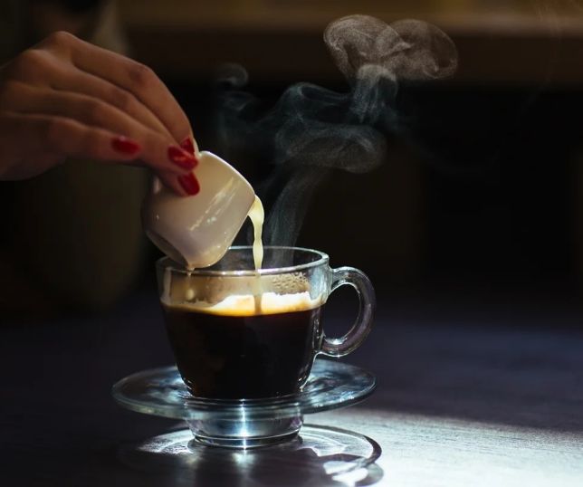 Aroma de café pode melhorar o humor por alguns minutos, aponta estudo