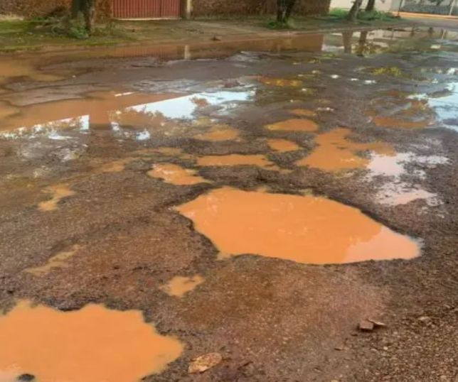 Máquinas paradas e ruas inacabadas geram revolta entre moradores de Iranduba