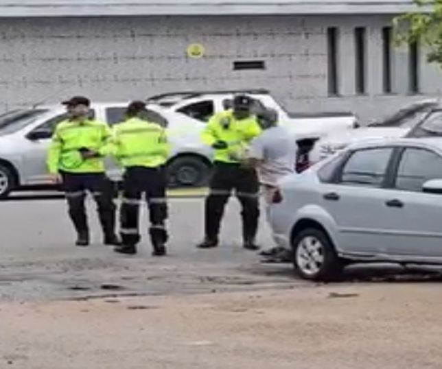 Discussão entre motorista e agentes de trânsito gera tumulto durante abordagem em Manaus. VEJA VÍDEO