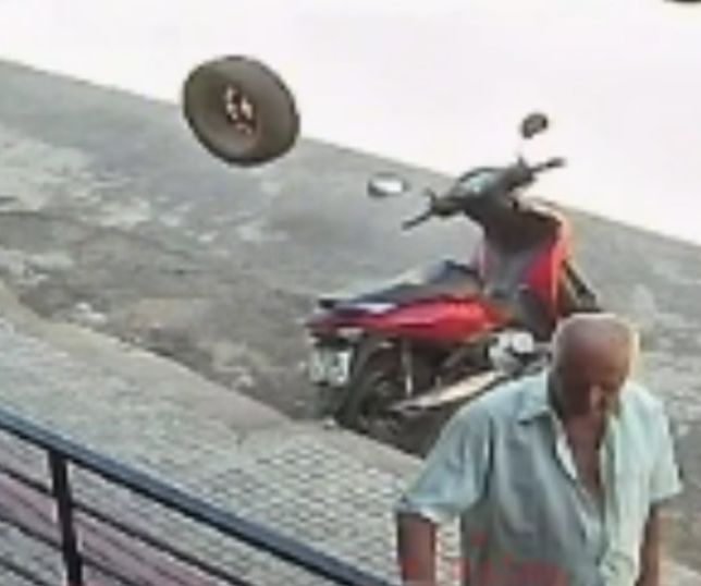 Pneu desgovernado desce rua e acerta moto estacionada em Minas Gerais. VEJA VÍDEO