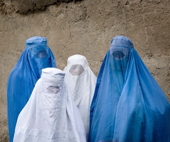 Cidade da Espanha proíbe burca e niqab em espaços públicos e prevê multa de até R$ 4,4 mil