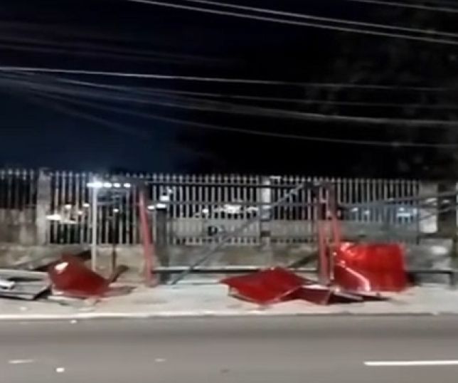 Caçamba descontrolada destrói parada de ônibus na Avenida Coronel Teixeira, bairro Santo Agostinho, Zona Oeste de Manaus. VEJA VÍDEO