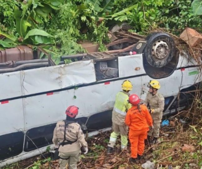 Micro-ônibus cai em ribanceira na BR-174 e deixa 17 feridos no Amazonas. VEJA VÍDEOS