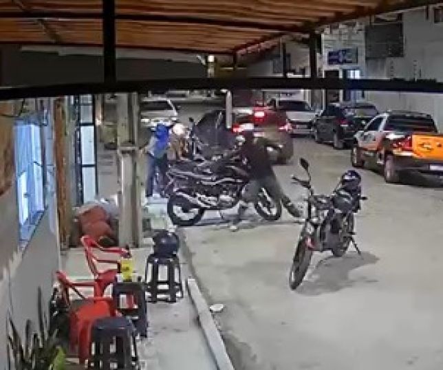 Homem é morto a tiros ao sair de barbearia em Maceió. VEJA VÍDEO