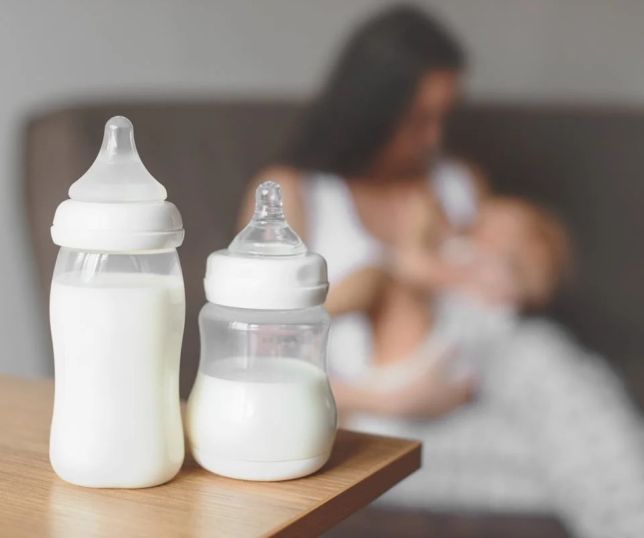 Mães viralizam ao preparar bolo e milk-shake com leite materno para os filhos
