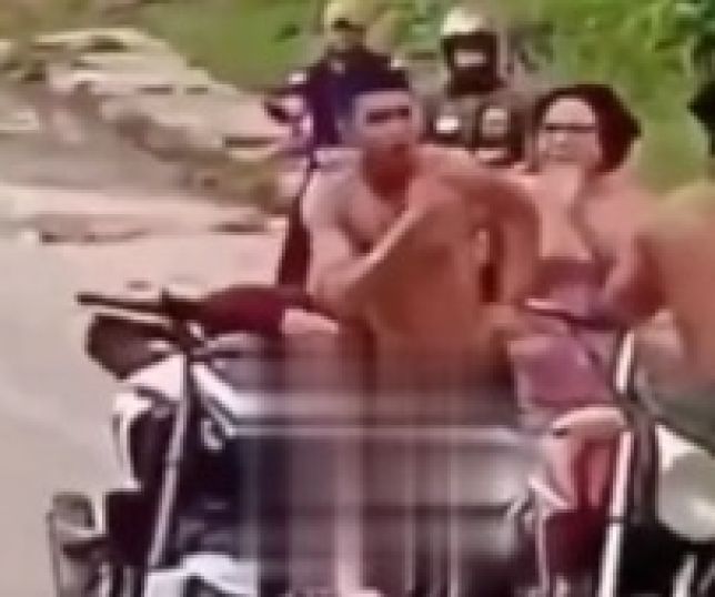 Mulher encerra briga entre dois homens com 'ripada' e cena viraliza no interior do Amazonas. VEJA VÍDEO