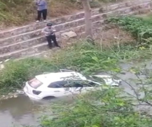 Motorista supostamente embriagado capota e tomba com carro em igarapé na Avenida das Flores, Zona Norte de Manaus. VEJA VÍDEOS