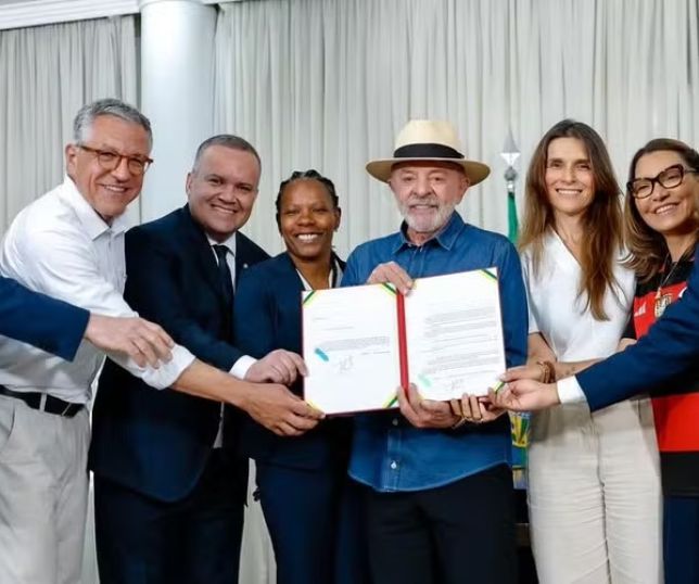 Lula sanciona lei de apoio ao desenvolvimento do futebol feminino