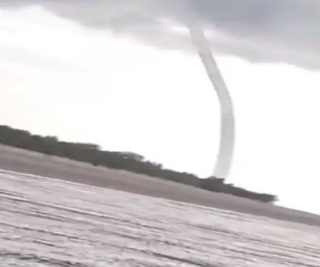 Tromba d’água surge durante tempestade no Lago de Coari e chama atenção no Amazonas. VEJA VÍDEO