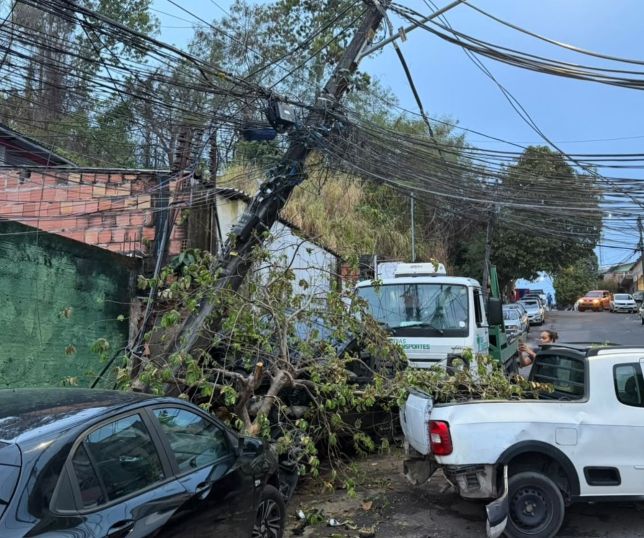 Guincho perde o controle, destrói carros e derruba poste durante acidente em Manaus. VEJA REPORTAGEM DO 'PORTAL DO ZACARIAS' AO VIVO