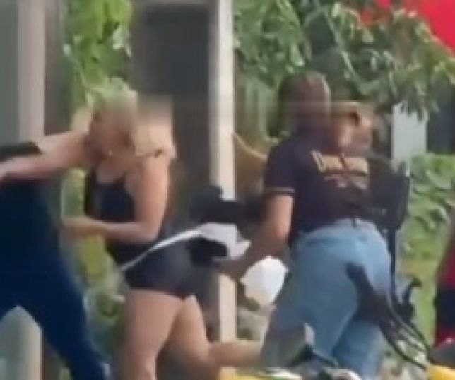 Viraliza vídeo de mulher agredindo ex-marido em frente a salão de beleza no Marajó. VEJA
