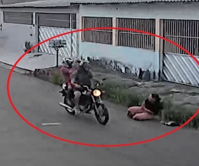 Câmera de segurança filma motoqueiros assaltando moradora no Conjunto Canaranas, Zona Norte de Manaus. VEJA VÍDEO