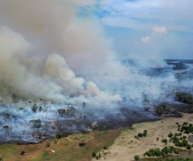 Incêndio provoca fumaça intensa na AM-070 e mobiliza bombeiros em Iranduba. VEJA VÍDEO