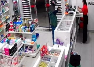 Homem armado assalta duas drogarias em Rio Branco no mesmo dia e continua foragido. VEJA VÍDEO