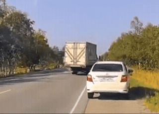 Helicóptero cai no meio de estrada na Rússia após pane seca; vídeo impressiona. VEJA 