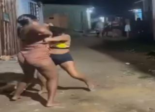'É POR AMOR AO MORENO DO CORRE': 'Blindadas' Caem na porrada em beco da quebrada e vídeo viraliza. VEJA AS IMAGENS