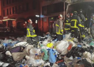 Homem vai parar na caçamba de caminhão de lixo e precisa ser resgatado por bombeiros. VEJA VÍDEO