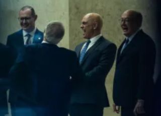 Moraes aparece sorrindo ao lado de ministros do STF em meio à crise envolvendo Vorcaro