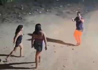 Briga entre mulheres termina em confusão com duas disputas simultâneas no Pará. VEJA  VÍDEO