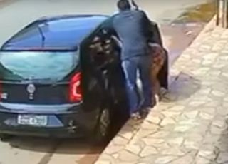 Mulher é agredida e arremessada de carro durante assalto no Distrito Federal. VEJA VIDEO