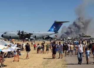 TRAGÉDIA AO VIVO! Caça de guerra cai em show aéreo, explode em bola de fogo e mata dois pilotos na Grécia. VEJA VÍDEO
