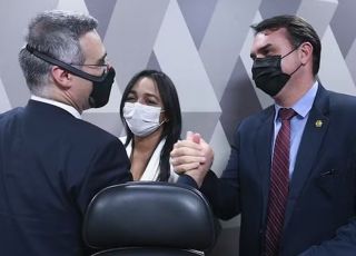 Se eleito, Flávio Bolsonaro pode ter de governar com o STF que enfrentou seu pai