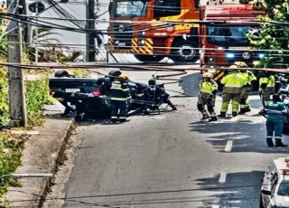 Honda City capota após colisão com picape e motorista fica preso às ferragens na Avenida Nilton Lins, bairro Flores, Zona Centro-Sul de Manaus