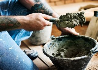Biochar feito de fezes humanas aumenta resistência do concreto em até 42%, aponta estudo