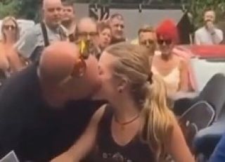 Vídeo de funeral viraliza após pai beijar filha durante despedida da mãe. VEJA 