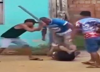 Homem é espancado por populares após tentativa de roubo no bairro São José, em Borba, interior do Amazonas. VEJA VÍDEO