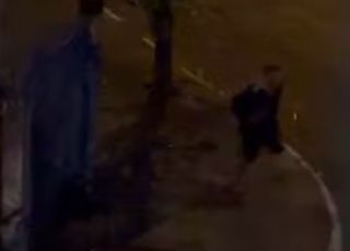 Homem com uma perna só invade loja em Franca e foge de bicicleta após furto. VEJA VÍDEO