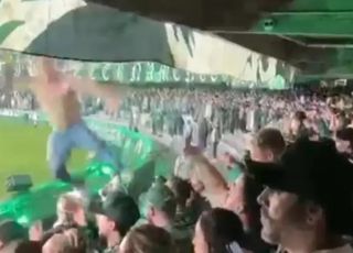 Torcedor despenca de arquibancada no Couto Pereira durante clássico e é levado ao hospital. VEJA VÍDEO