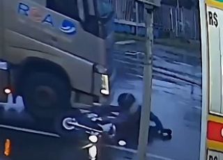 Por pouco! Motociclista é atropelado por caminhão e sobrevive. VEJA VÍDEO