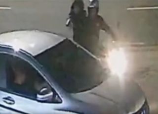 Vídeo mostra momento em que dois homens são executados dentro de carro na Avenida Max Teixeira, Zona Norte de Manaus. VEJA AS IMAGENS
