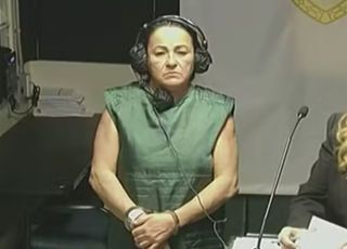 Mulher é presa após jogar balde de fezes em vizinha durante discussão por suposta traição