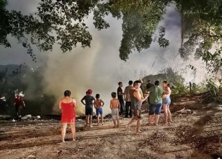 Incêndio atinge área de vegetação e ameaça destruir casas no Conjunto Vila Real, Zona Norte de Manaus. VEJA VÍDEO E REPORTAGEM DO ‘PORTAL DO ZACARIAS’ AO VIVO