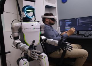 Robô humanoide chega a Manaus e começa a ser treinado para reproduzir movimentos humanos na FPFtech