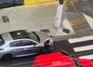 Homem ataca motorista e tenta levar criança dos braços do pai. VEJA VÍDEO