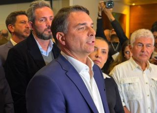 Aliados de Flávio Bolsonaro veem crise no STF como trunfo na campanha