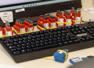 TRE-AM começa preparação de urnas eletrônicas para as Eleições 2026