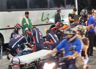 Motociclista e passageiro ficam em estado grave após violenta colisão com micro-ônibus na estrada do Tarumã, Zona Oeste de Manaus. VEJA VÍDEOS