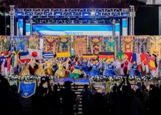 Festival cultural de tabernáculos reúne dança, música e teatro na Ponta Negra em Manaus