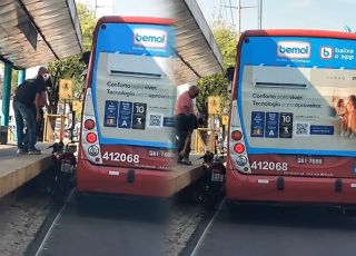 Motociclista fica imprensado entre ônibus e parada durante tentativa de ultrapassagem em Manaus. VEJA VÍDEO