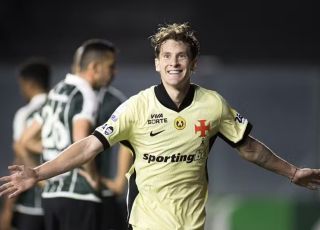Vasco goleia o Coritiba e vive melhor momento da temporada