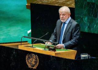 A caminho da ONU, Lula diz que Brasil respeita todos e exige respeito